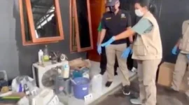 Petugas BNN menunjukkan barang bukti tembakau sintetis MDMB-4en-Pinaca hasil penggerebekan pabrik narkoba di Tangerang, Banten. (Posnews/BNN)