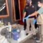 Petugas BNN menunjukkan barang bukti tembakau sintetis MDMB-4en-Pinaca hasil penggerebekan pabrik narkoba di Tangerang, Banten. (Posnews/BNN)