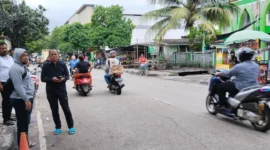 Petugas melakukan olah TKP penganiayaan pasangan sejoli di Jalan Kramat Jaya, Jakarta Utara. (Posnews/MR)

