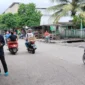 Petugas melakukan olah TKP penganiayaan pasangan sejoli di Jalan Kramat Jaya, Jakarta Utara. (Posnews/MR)

