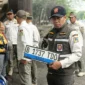 Petugas Satpol PP Kelapa Gading mengamankan puluhan pelat nomor kendaraan yang dipungli tukang tambal ban saat banjir di Jakarta Utara. (Posnews/MR)