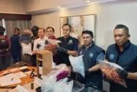 Petugas BNN menunjukkan barang bukti 3.000 vape berisi liquid narkoba saat pengungkapan kasus di apartemen Jakarta Selatan. (Posnews/BNN)