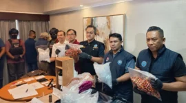 Petugas BNN menunjukkan barang bukti 3.000 vape berisi liquid narkoba saat pengungkapan kasus di apartemen Jakarta Selatan. (Posnews/BNN)