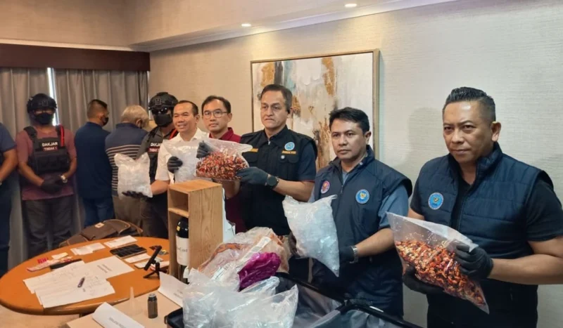 Petugas BNN menunjukkan barang bukti 3.000 vape berisi liquid narkoba saat pengungkapan kasus di apartemen Jakarta Selatan. (Posnews/BNN)