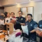 Petugas BNN menunjukkan barang bukti 3.000 vape berisi liquid narkoba saat pengungkapan kasus di apartemen Jakarta Selatan. (Posnews/BNN)