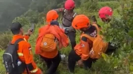 Tim SAR gabungan mengevakuasi korban kecelakaan pesawat ATR 42-500 di wilayah terjal Sulawesi Selatan. (Posnews/Ist)