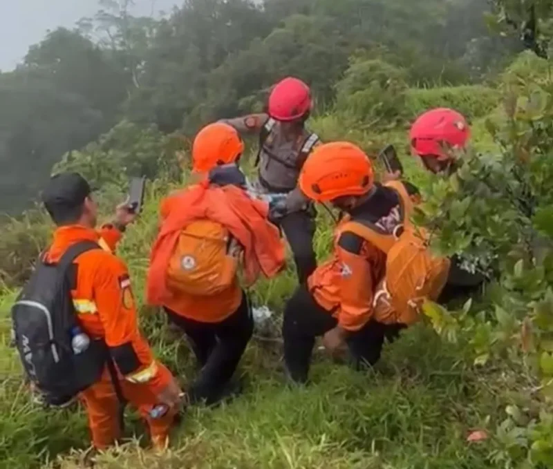 Tim SAR gabungan mengevakuasi korban kecelakaan pesawat ATR 42-500 di wilayah terjal Sulawesi Selatan. (Posnews/Ist)