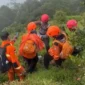 Tim SAR gabungan mengevakuasi korban kecelakaan pesawat ATR 42-500 di wilayah terjal Sulawesi Selatan. (Posnews/Ist)