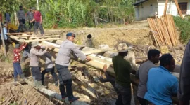 Petugas gabungan BNPB, TNI, dan Polri melakukan pemulihan infrastruktur pascabencana banjir dan longsor di Aceh. (Posnews/Ist)
