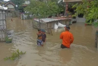 Petugas BPBD memantau genangan banjir di Kabupaten Serang, Banten, saat status tanggap darurat diberlakukan. (Posnews/BPBD Serang)