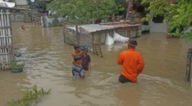 Petugas BPBD memantau genangan banjir di Kabupaten Serang, Banten, saat status tanggap darurat diberlakukan. (Posnews/BPBD Serang)