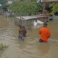 Petugas BPBD memantau genangan banjir di Kabupaten Serang, Banten, saat status tanggap darurat diberlakukan. (Posnews/BPBD Serang)