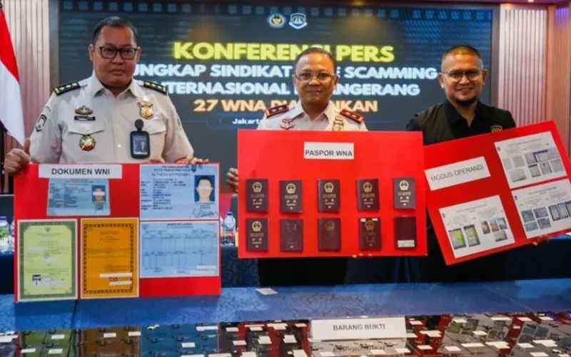 Plt Direktur Jenderal Imigrasi Yuldi Yusman menunjukkan baran bukti jaringan Love Scamming AI, 27 WN China ditangkap Imigrasi. (Posnews/Ist)