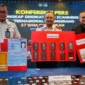 Plt Direktur Jenderal Imigrasi Yuldi Yusman menunjukkan baran bukti jaringan Love Scamming AI, 27 WN China ditangkap Imigrasi. (Posnews/Ist)