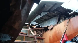 Petugas BPBD DKI Jakarta menangani rumah roboh akibat hujan deras di kawasan Matraman, Jakarta Timur. (Posnews/BPBD DKI Jakarta)