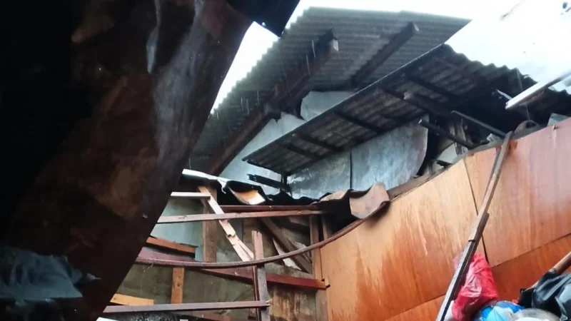 Petugas BPBD DKI Jakarta menangani rumah roboh akibat hujan deras di kawasan Matraman, Jakarta Timur. (Posnews/BPBD DKI Jakarta)