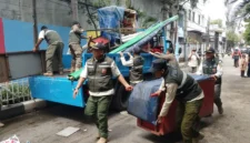 Ilustrasi, petugas Satpol PP menertibkan PKL. (Posnews/MR)