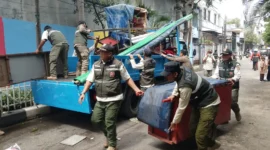 Ilustrasi, petugas Satpol PP menertibkan PKL. (Posnews/MR)