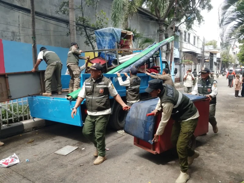 Ilustrasi, petugas Satpol PP menertibkan PKL. (Posnews/MR)