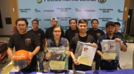 Petugas Unit Jatanras Polres Metro Bekasi mengamankan pelaku penculikan anak saat penangkapan di Bandung. (Posnews/Ist)