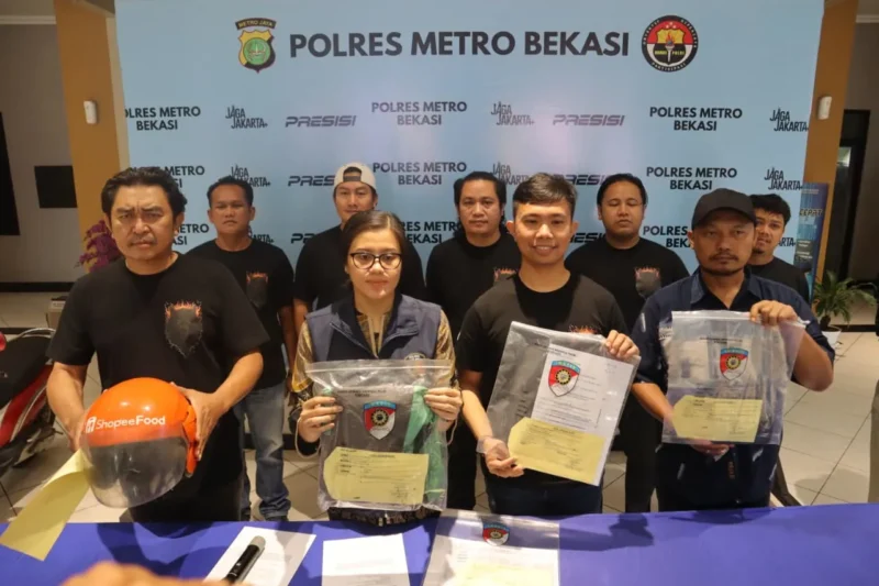 Petugas Unit Jatanras Polres Metro Bekasi mengamankan pelaku penculikan anak saat penangkapan di Bandung. (Posnews/Ist)