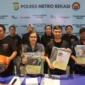 Petugas Unit Jatanras Polres Metro Bekasi mengamankan pelaku penculikan anak saat penangkapan di Bandung. (Posnews/Ist)