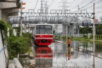 Ilustrasi, petugas KAI Commuter mengatur perjalanan KRL Rangkasbitung akibat longsor di lintas Maja–Tigaraksa. (Posnews/KAI)
