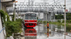 Ilustrasi, petugas KAI Commuter mengatur perjalanan KRL Rangkasbitung akibat longsor di lintas Maja–Tigaraksa. (Posnews/KAI)