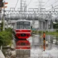 Ilustrasi, petugas KAI Commuter mengatur perjalanan KRL Rangkasbitung akibat longsor di lintas Maja–Tigaraksa. (Posnews/KAI)