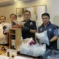Petugas BNN menunjukkan barang bukti vape liquid narkoba etomidate hasil penggerebekan apartemen di Jakarta Selatan. (Posnews/BNN)