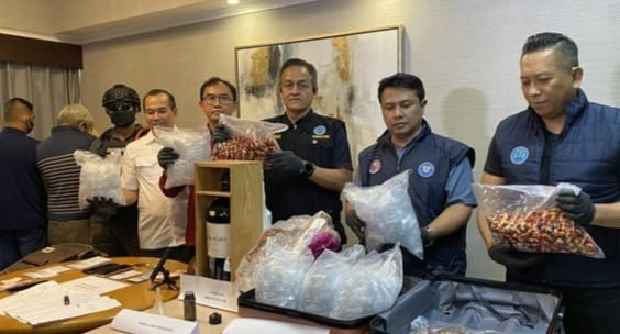 Petugas BNN menunjukkan barang bukti vape liquid narkoba etomidate hasil penggerebekan apartemen di Jakarta Selatan. (Posnews/BNN)