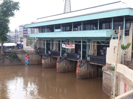 Pintu Air Pasar Ikan Jakarta Utara Siaga 2, ketinggian air meningkat. (Dok: Posnews/Ist)