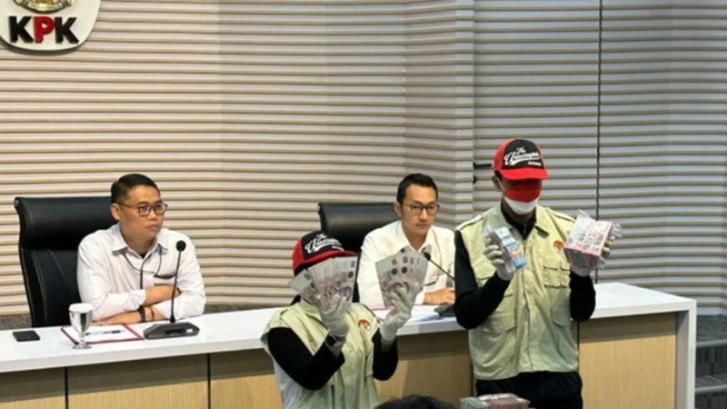 Plt Deputi Penindakan dan Eksekusi KPK Asep Guntur Rahayu memberikan keterangan pers terkait kasus korupsi pajak KPP Madya Jakarta Utara di Gedung KPK, Jakarta Selatan. (Posnews/KPK)