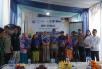 Polairud Polda Metro Jaya menyalurkan bantuan sembako kepada nelayan dan warga pesisir Kampung Nelayan Cilincing Jakarta Utara melalui program Jumat Peduli. (Posnews/Ist)