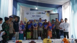 Polairud Polda Metro Jaya menyalurkan bantuan sembako kepada nelayan dan warga pesisir Kampung Nelayan Cilincing Jakarta Utara melalui program Jumat Peduli. (Posnews/Ist)