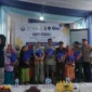 Polairud Polda Metro Jaya menyalurkan bantuan sembako kepada nelayan dan warga pesisir Kampung Nelayan Cilincing Jakarta Utara melalui program Jumat Peduli. (Posnews/Ist)