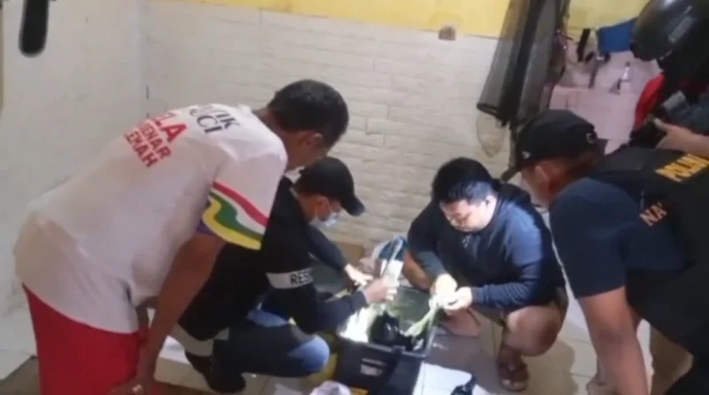 Polda Metro Jaya menunjukkan barang bukti senjata api rakitan dan amunisi hasil penggerebekan pabrik senpi ilegal di Sumedang, Jawa Barat. (Posnews/Ist)