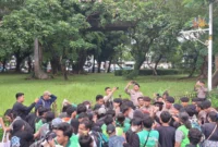 Polisi bagikan air mineral dan snack saat mengawal aksi demo ojek online di sekitar Kedutaan Besar Amerika Serikat, Jakarta. (Posnews/Ist)