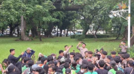 Polisi bagikan air mineral dan snack saat mengawal aksi demo ojek online di sekitar Kedutaan Besar Amerika Serikat, Jakarta. (Posnews/Ist)