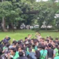 Polisi bagikan air mineral dan snack saat mengawal aksi demo ojek online di sekitar Kedutaan Besar Amerika Serikat, Jakarta. (Posnews/Ist)