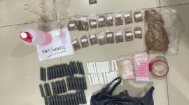 Polisi Polda Metro Jaya menunjukkan barang bukti tembakau sintetis dari clandestine lab di Kebon Jeruk, Jakarta Barat. (Posnews/Ist)