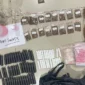 Polisi Polda Metro Jaya menunjukkan barang bukti tembakau sintetis dari clandestine lab di Kebon Jeruk, Jakarta Barat. (Posnews/Ist)