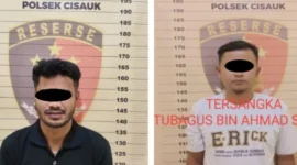 Polisi1 menunjukkan barang bukti ratusan obat keras daftar G yang disita dari pelaku berkedok tukang sol sepatu di Tangerang. (Posnews/Ist)