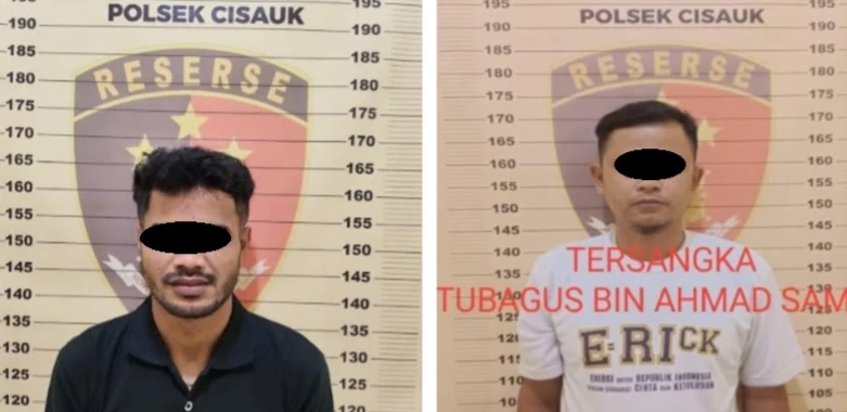 Polisi1 menunjukkan barang bukti ratusan obat keras daftar G yang disita dari pelaku berkedok tukang sol sepatu di Tangerang. (Posnews/Ist)