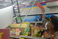 Polisi Polsek Sukmajaya melakukan olah TKP dan pemeriksaan CCTV di lokasi pembobolan minimarket Jalan Studio Alam, Depok, sementara dua mesin ATM rusak akibat aksi pencurian. (Posnews/Ist)