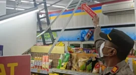 Polisi Polsek Sukmajaya melakukan olah TKP dan pemeriksaan CCTV di lokasi pembobolan minimarket Jalan Studio Alam, Depok, sementara dua mesin ATM rusak akibat aksi pencurian. (Posnews/Ist)