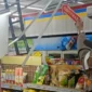 Polisi Polsek Sukmajaya melakukan olah TKP dan pemeriksaan CCTV di lokasi pembobolan minimarket Jalan Studio Alam, Depok, sementara dua mesin ATM rusak akibat aksi pencurian. (Posnews/Ist)