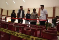 Polisi Polres Metro Bekasi menunjukkan tabung gas oplosan hasil pengungkapan praktik ilegal di Cikarang Selatan. (Posnews/Ist)