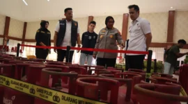 Polisi Polres Metro Bekasi menunjukkan tabung gas oplosan hasil pengungkapan praktik ilegal di Cikarang Selatan. (Posnews/Ist)