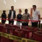Polisi Polres Metro Bekasi menunjukkan tabung gas oplosan hasil pengungkapan praktik ilegal di Cikarang Selatan. (Posnews/Ist)